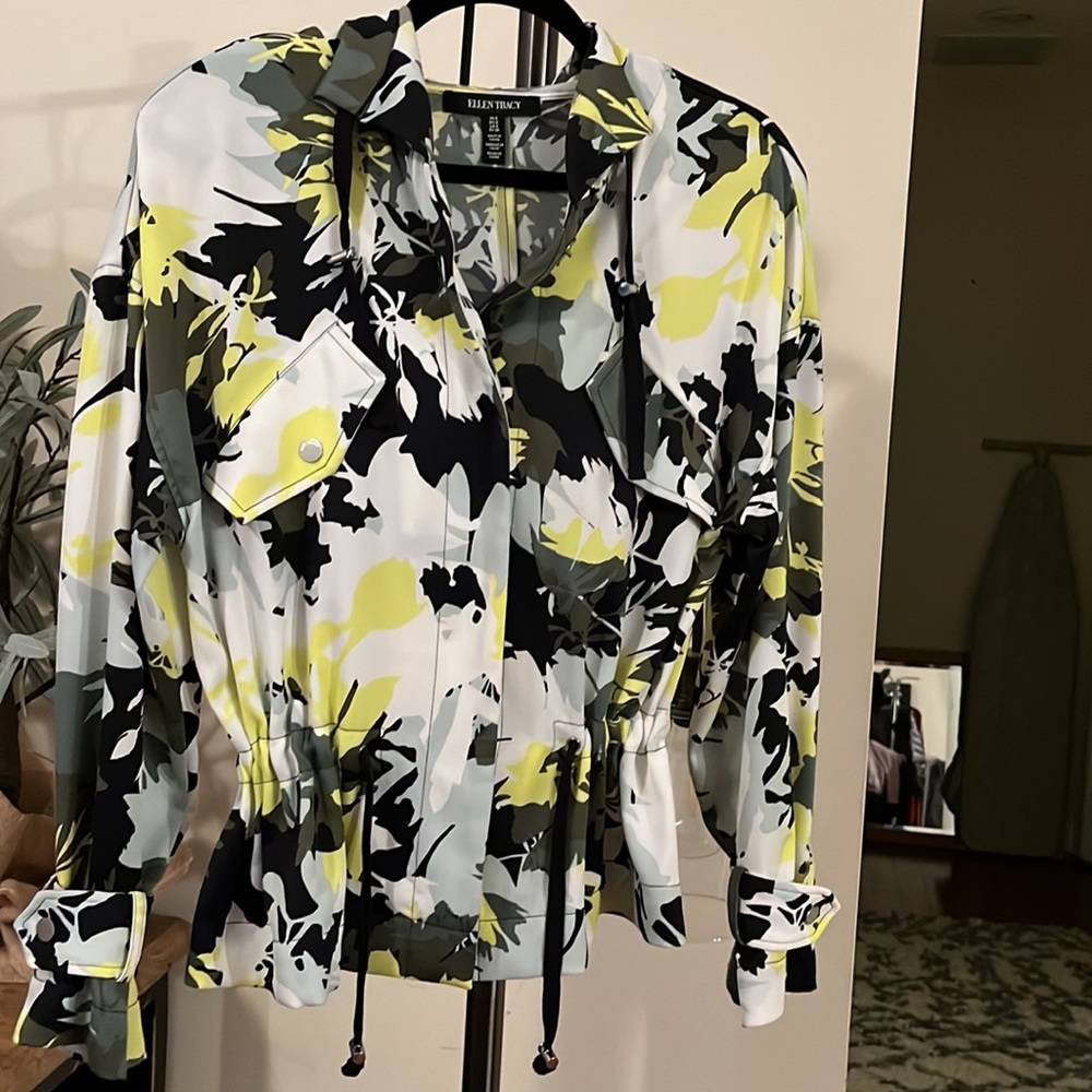 ELLEN TRACY WOMEN NWOT SIZE 6 Gorgeous green, yellow,grey,white and black jacket